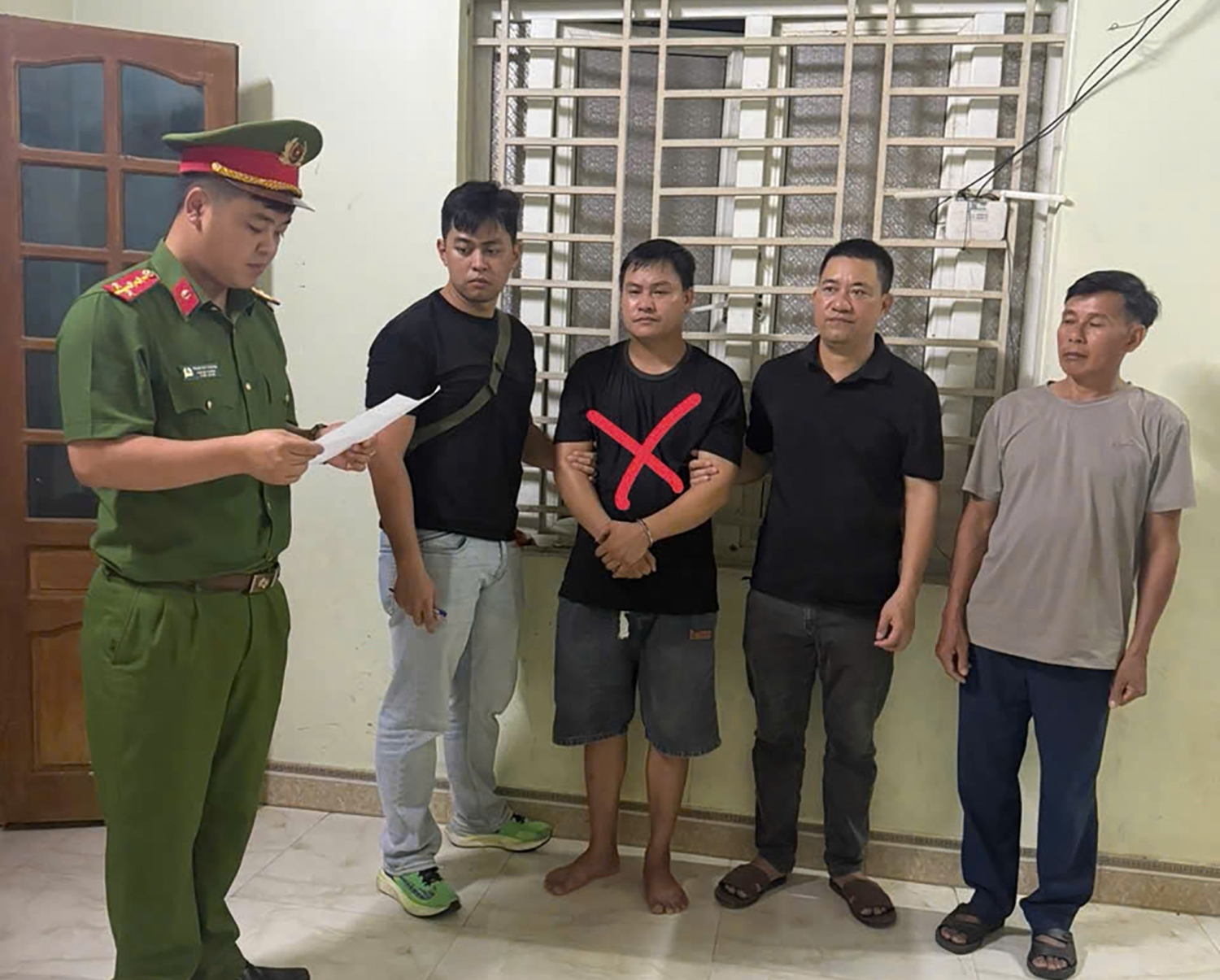 Triệt phá đường dây làm giả 10.000 giấy tờ, thẻ ngành, sổ đỏ - Ảnh 2.
