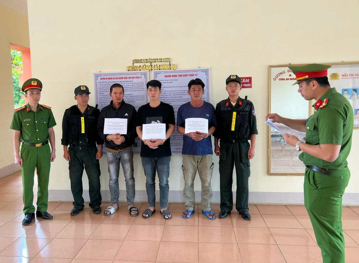 Triệt phá đường dây làm giả 10.000 giấy tờ, thẻ ngành, sổ đỏ - Ảnh 1.