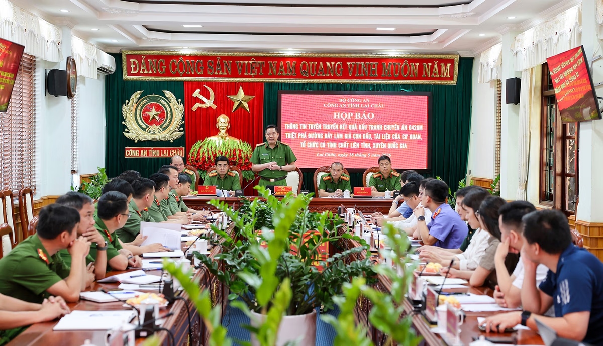 Bắt đối tượng tham ô tài sản, buôn bán xăng dầu không đảm bảo chất lượng - Ảnh 1.