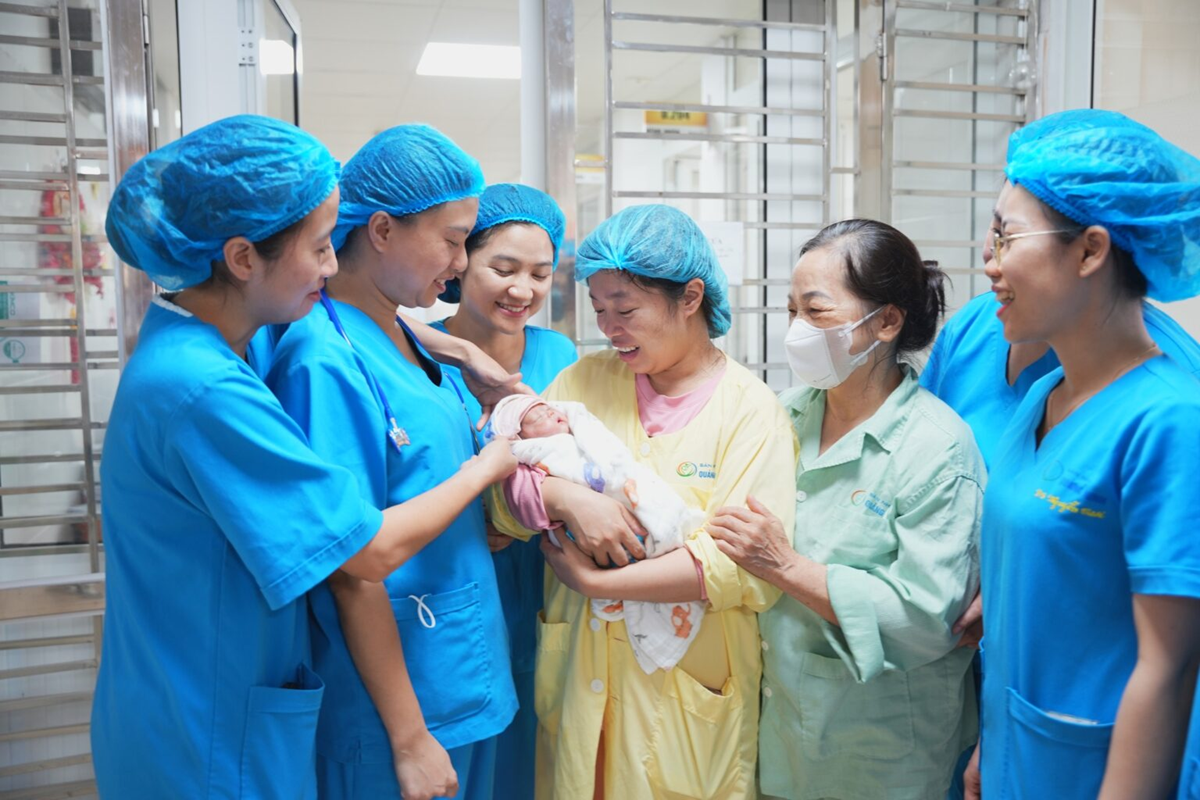 Nuôi sống thành công bé sinh non cực nhẹ cân 600 gram: Kỳ tích giữa đời thực - Ảnh 1.
