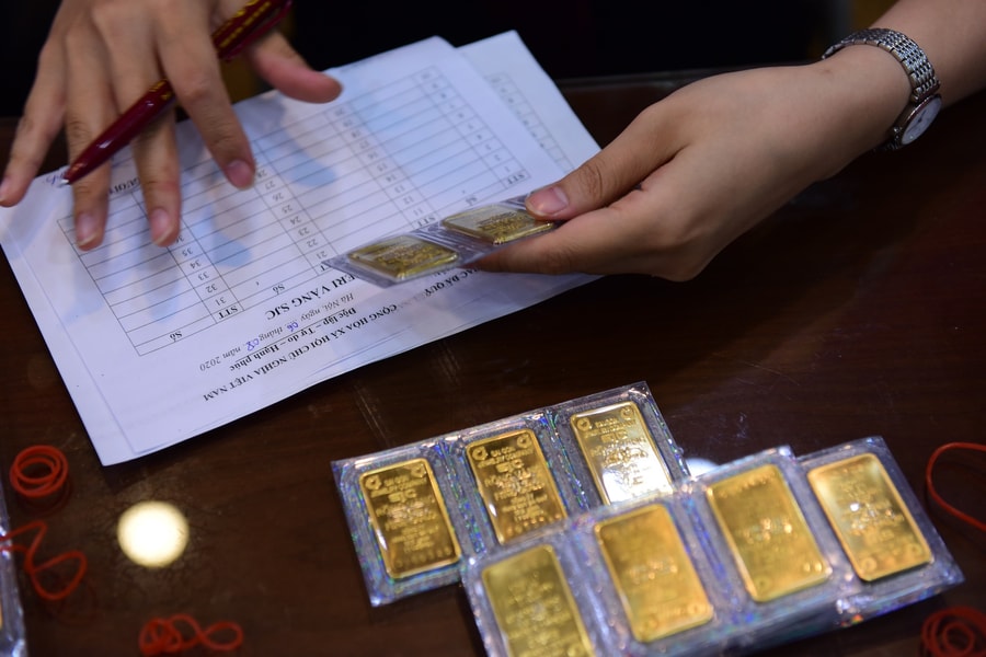 Phạt đến 50 triệu đồng nếu không khai báo việc mang vàng, tiền mặt khi xuất cảnh - Ảnh 1.