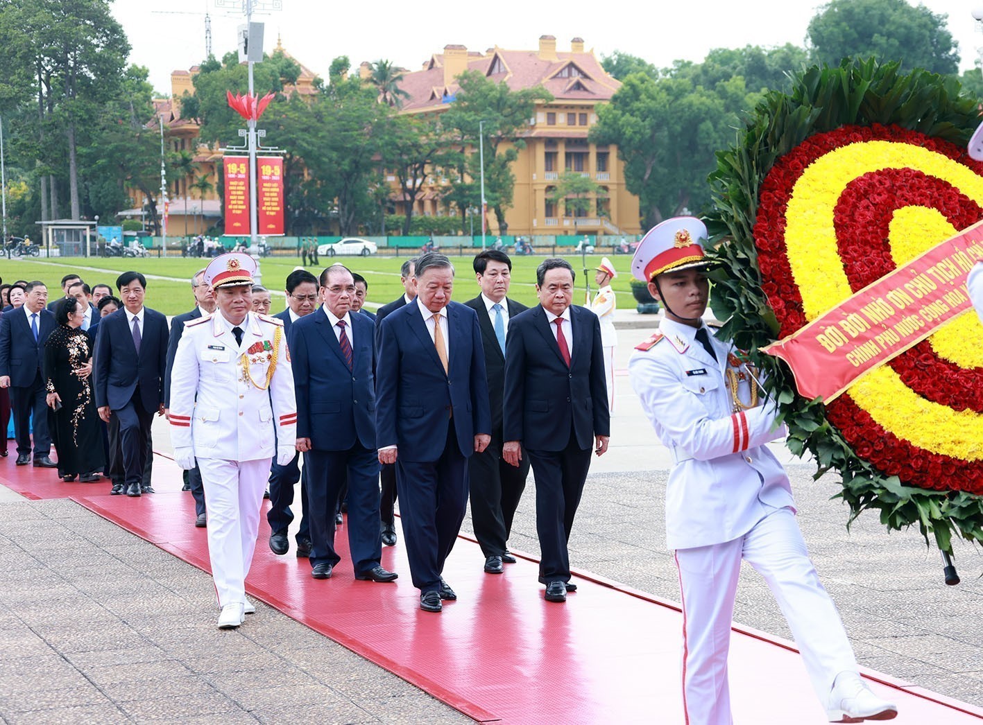Lãnh đạo Đảng, Nhà nước vào Lăng viếng Chủ tịch Hồ Chí Minh - Ảnh 1.