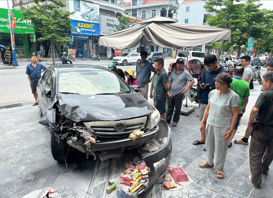 Ô tô bốc cháy ngùn ngụt giữa đường, tài xế mắc kẹt được giải cứu trong gang tấc - Ảnh 2.