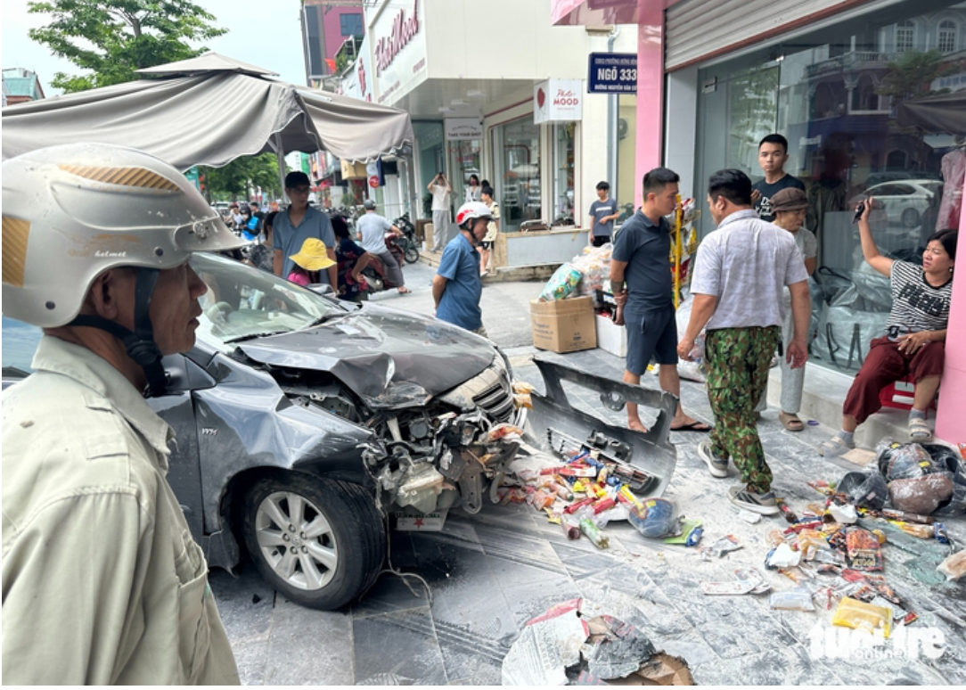 Ô tô bốc cháy ngùn ngụt giữa đường, tài xế mắc kẹt được giải cứu trong gang tấc - Ảnh 1.