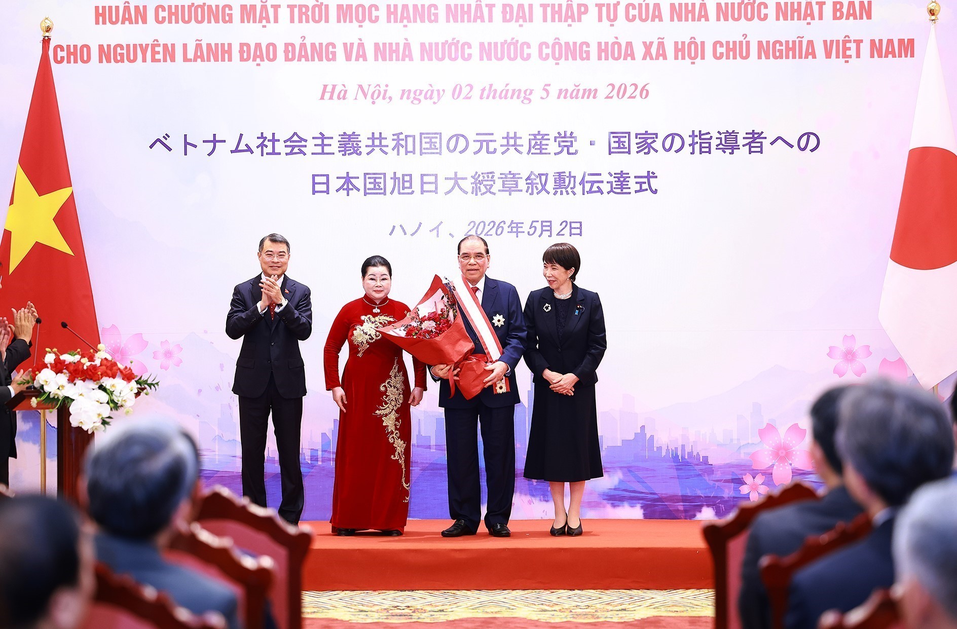 2 nguyên lãnh đạo Việt Nam nhận Huân chương cao quý nhất của Nhật Bản - Ảnh 1.
