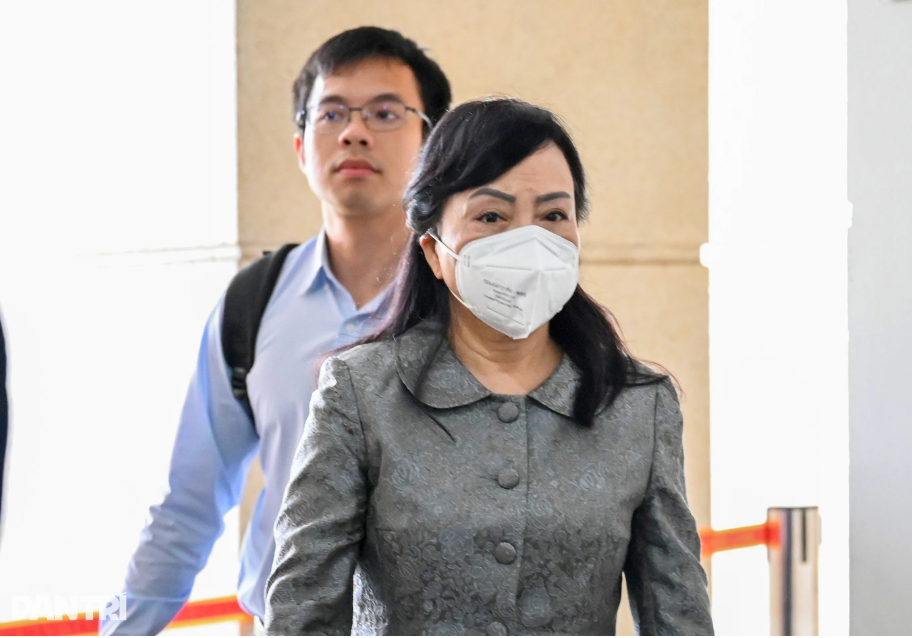 Hình ảnh bà Nguyễn Thị Kim Tiến hầu tòa vụ 2 bệnh viện đình trệ lãng phí 803 tỷ - Ảnh 2.