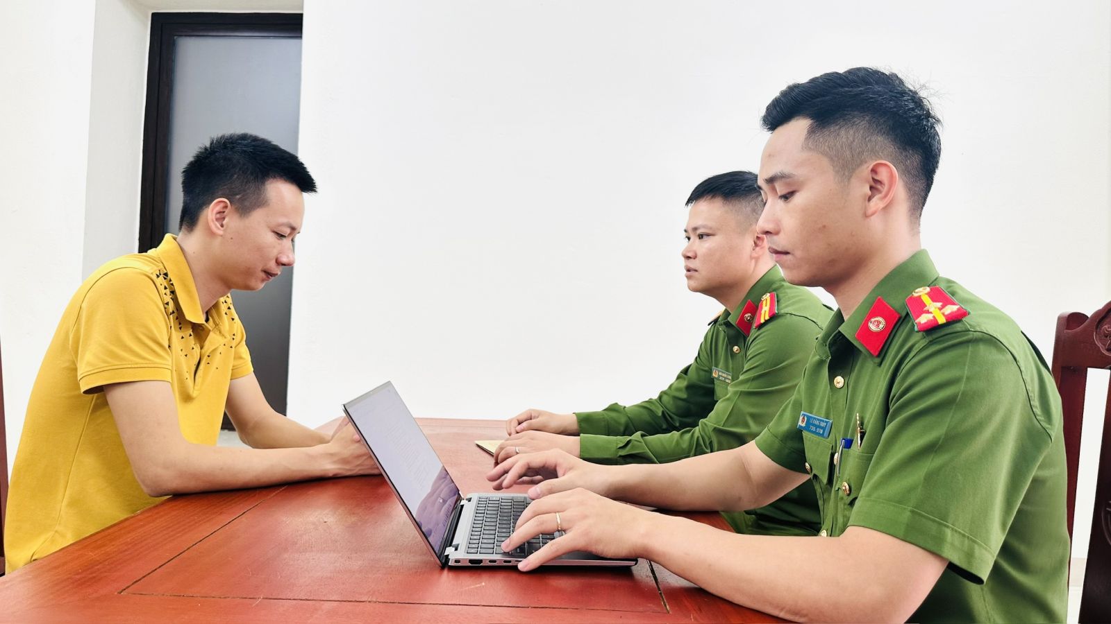 Triệt phá đường dây buôn bán nước hoa giả, giao dịch tới 200 tỷ đồng- Ảnh 2. Triệt phá đường dây buôn bán nước hoa giả, giao dịch tới 200 tỷ đồng- Ảnh 2.