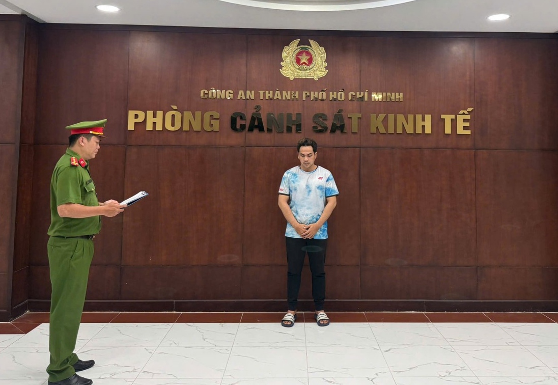 Khởi tố chủ cửa hàng bán hơn 1.400 đôi giày, dép giả thương hiệu nổi tiếng - Ảnh 1.