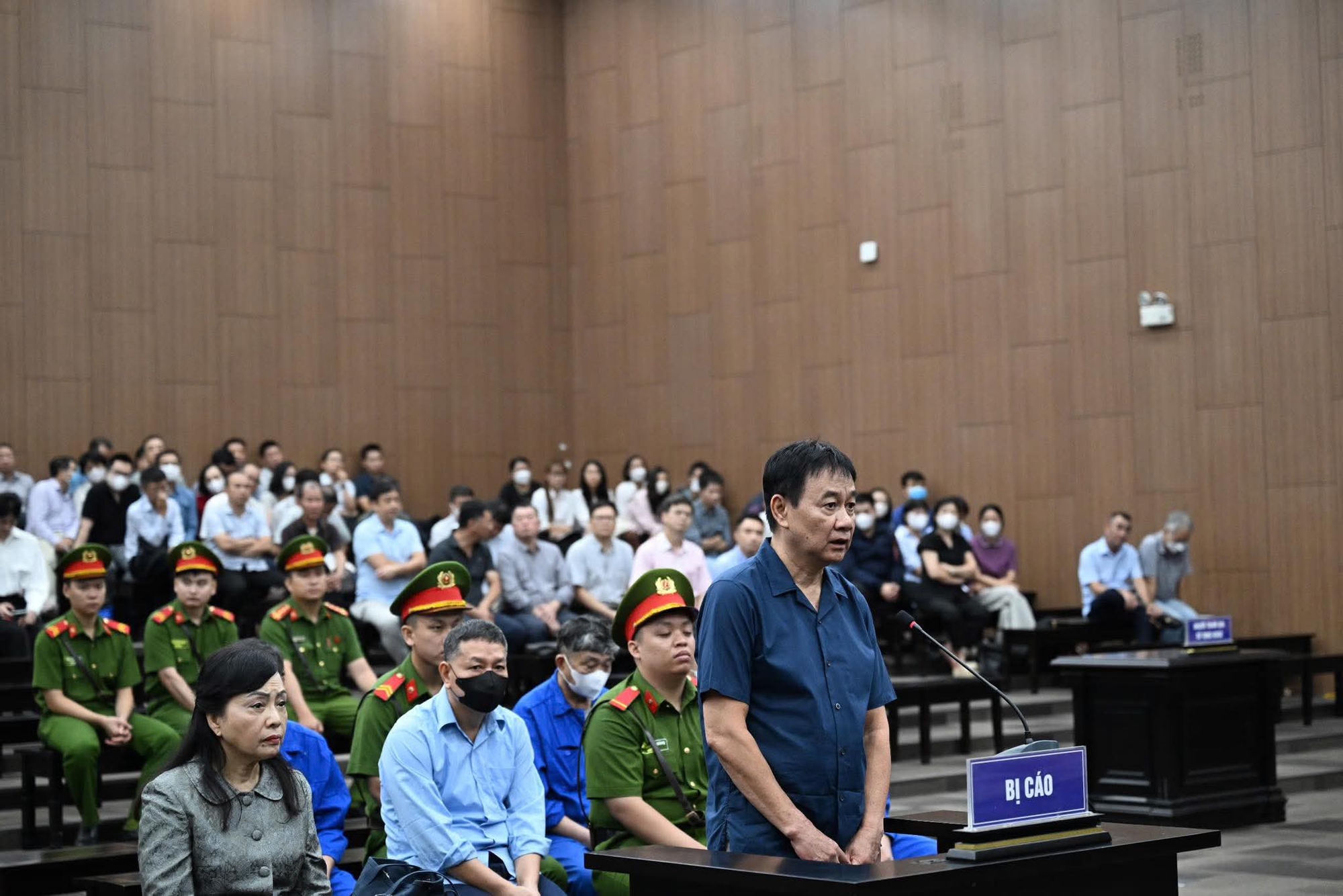 Hình ảnh bà Nguyễn Thị Kim Tiến hầu tòa vụ 2 bệnh viện đình trệ lãng phí 803 tỷ - Ảnh 5.