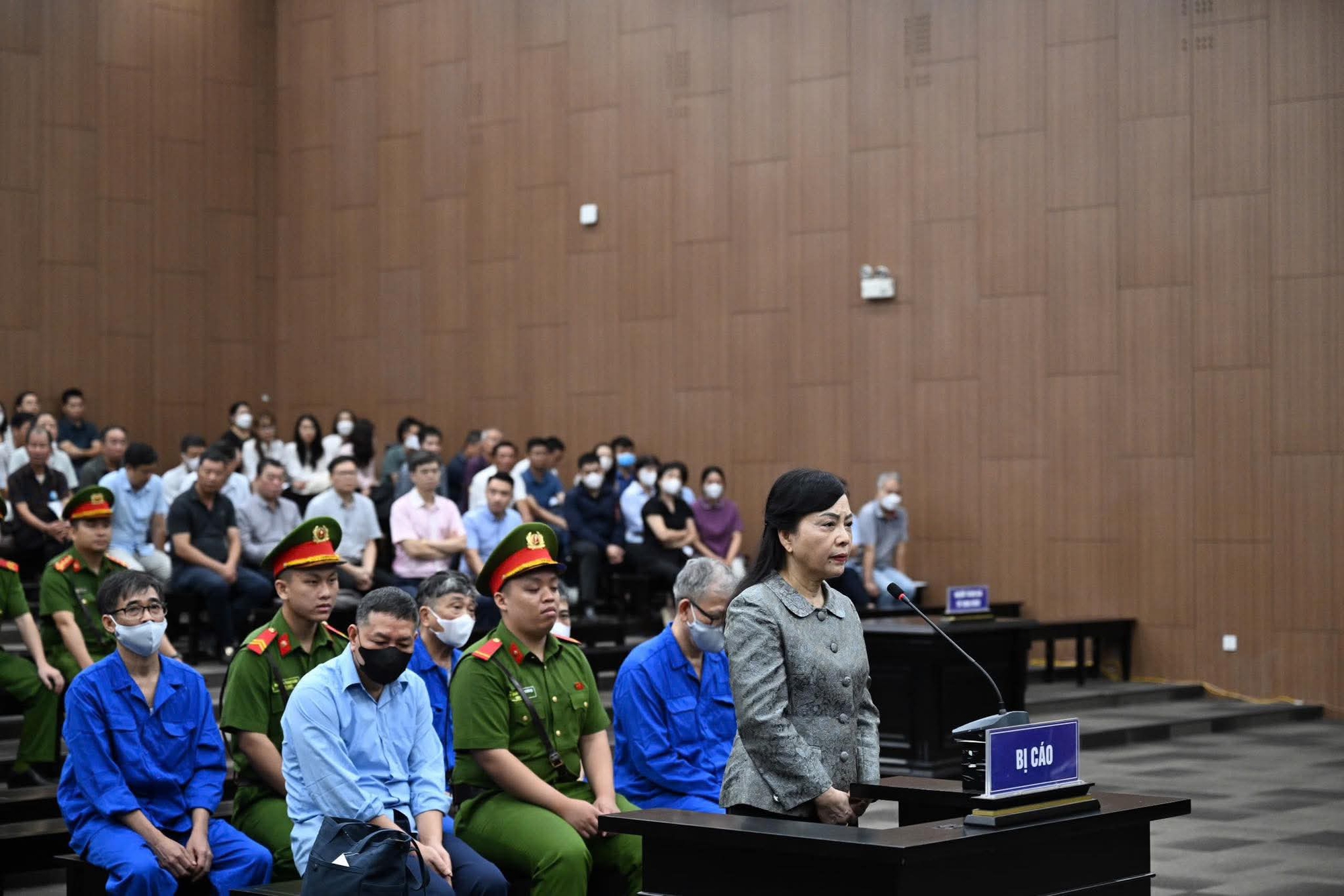 Hình ảnh bà Nguyễn Thị Kim Tiến hầu tòa vụ 2 bệnh viện đình trệ lãng phí 803 tỷ - Ảnh 4.