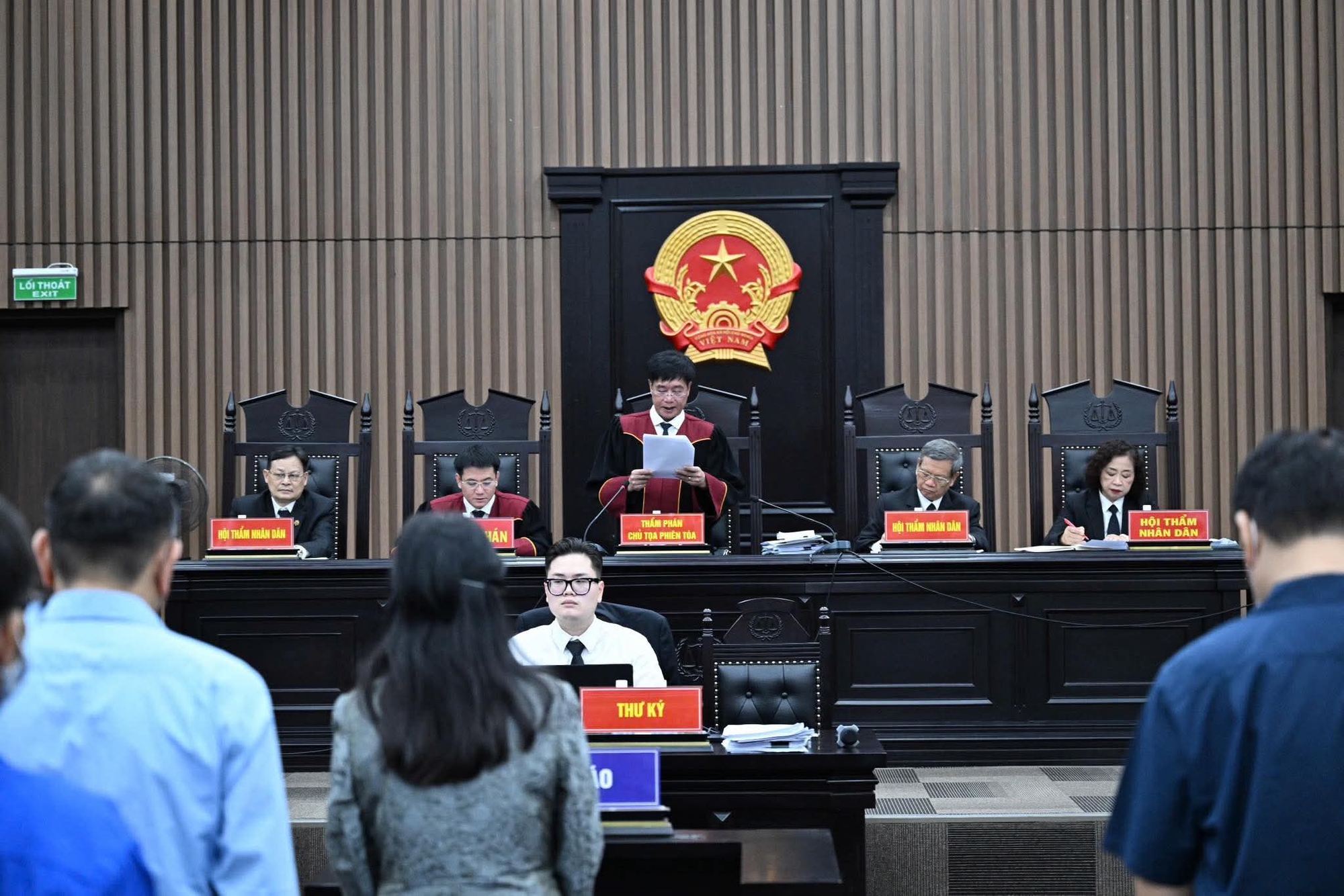 Hình ảnh bà Nguyễn Thị Kim Tiến hầu tòa vụ 2 bệnh viện đình trệ lãng phí 803 tỷ - Ảnh 6.