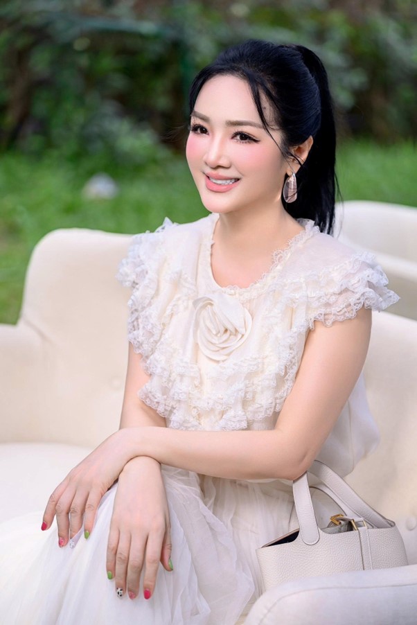 "Phú bà kín tiếng" của Vbiz: Tuổi U60 "xin 1 vé về tuổi thơ" - Ảnh 2.