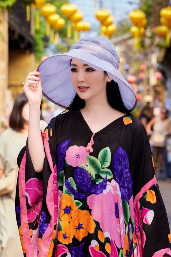 "Phú bà kín tiếng" của Vbiz: Tuổi U60 "xin 1 vé về tuổi thơ" - Ảnh 11.