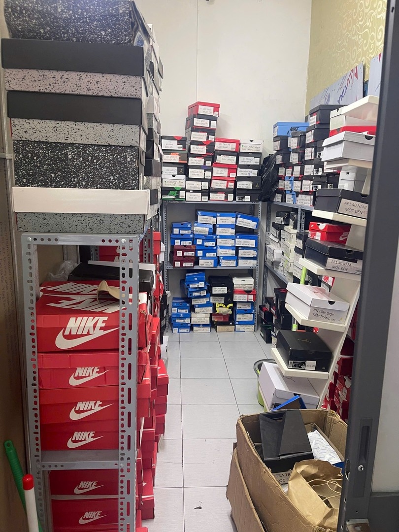 Khởi tố chủ cửa hàng bán hơn 1.400 đôi giày, dép giả thương hiệu nổi tiếng - Ảnh 2.