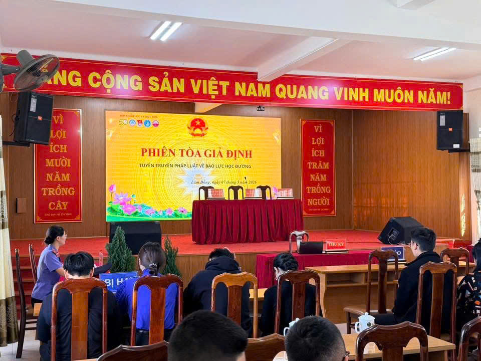 Ngành giáo dục Lâm Đồng: Không để trường học trở thành nơi phát sinh bạo lực- Ảnh 6. Phó Giám đốc Sở GD&ĐT tỉnh Lâm Đồng: Mạng xã hội tác động tiêu cực, làm lệch lạc suy nghĩ một bộ phận giới trẻ - Ảnh 3.