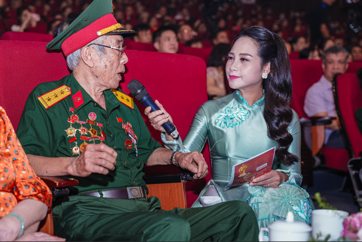 Xúc động và tự hào trong đêm nghệ thuật “Sáng mãi tên Người” - Ảnh 3.