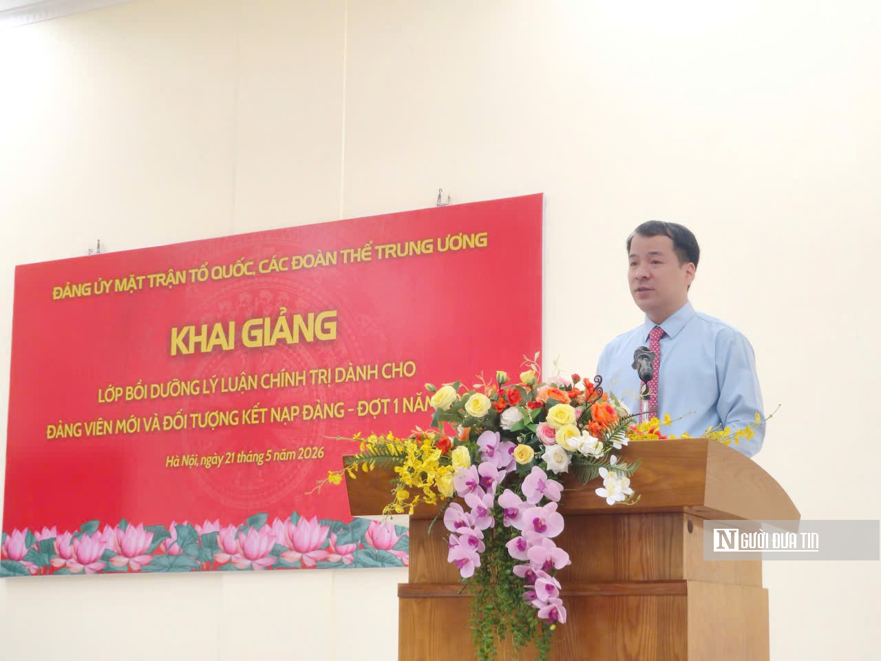 Ông Ngô Văn Cương - Phó Bí thư Đảng ủy Mặt trận Tổ quốc, các đoàn thể Trung ương phát biểu khai giảng.