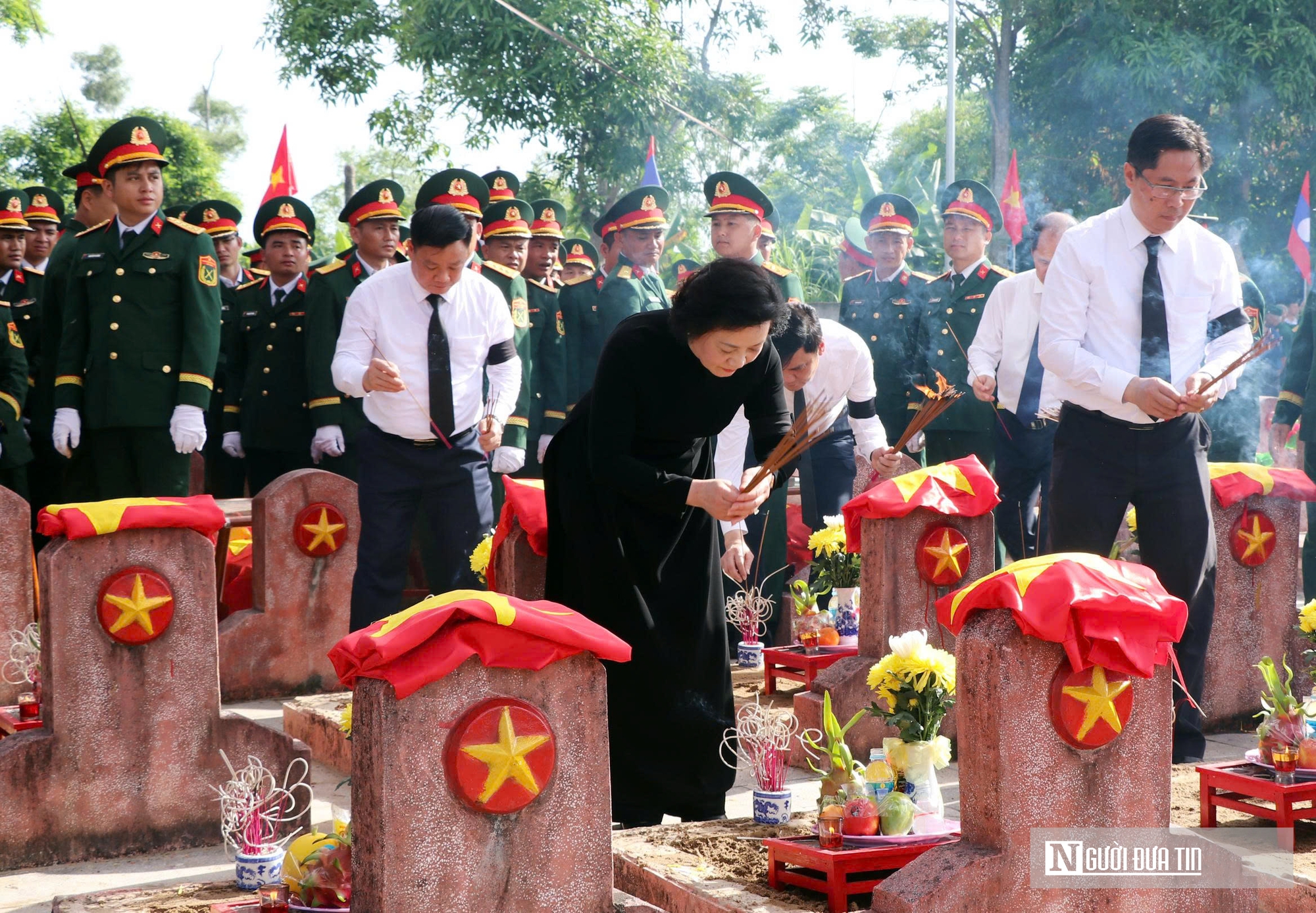 Trang trọng lễ Truy điệu và an táng 80 hài cốt liệt sĩ quân tình nguyện và chuyên gia Việt Nam hy sinh tại Lào- Ảnh 11. Trang trọng lễ Truy điệu và an táng 80 hài cốt liệt sĩ quân tình nguyện và chuyên gia Việt Nam hy sinh tại Lào- Ảnh 11.