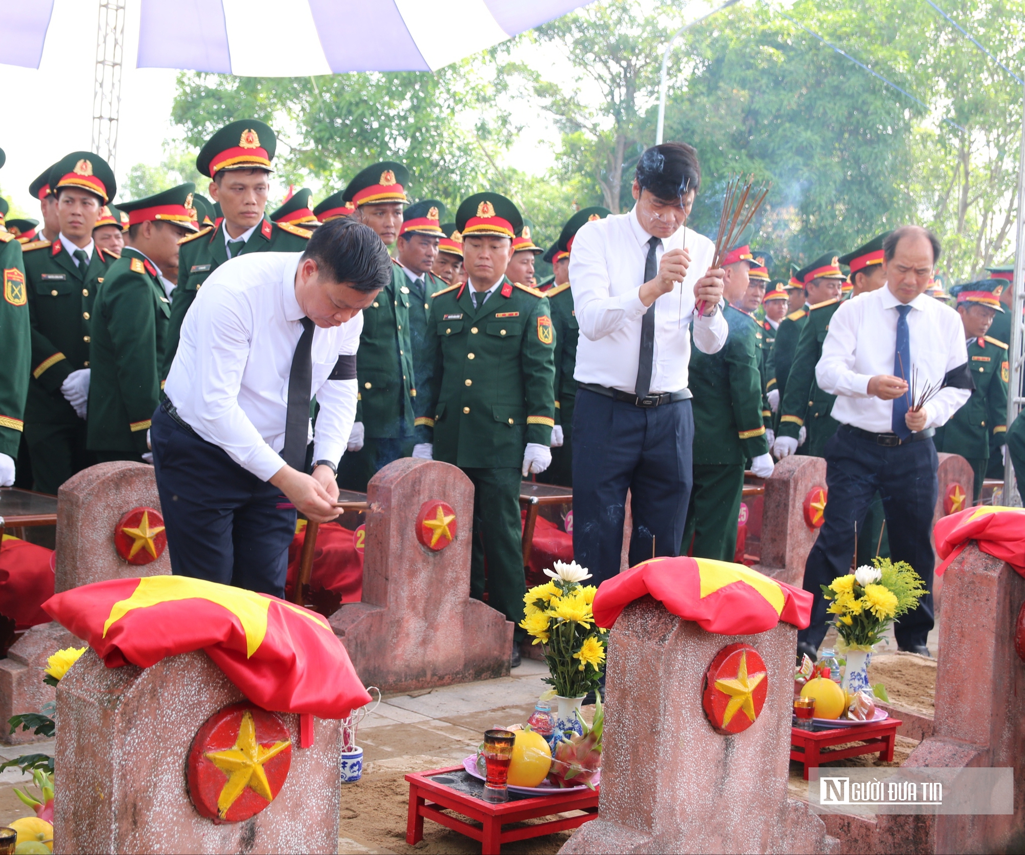 Trang trọng lễ Truy điệu và an táng 80 hài cốt liệt sĩ quân tình nguyện và chuyên gia Việt Nam hy sinh tại Lào- Ảnh 12. Trang trọng lễ Truy điệu và an táng 80 hài cốt liệt sĩ quân tình nguyện và chuyên gia Việt Nam hy sinh tại Lào- Ảnh 12.