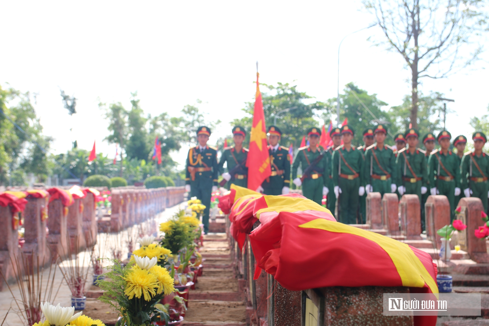 Trang trọng lễ Truy điệu và an táng 80 hài cốt liệt sĩ quân tình nguyện và chuyên gia Việt Nam hy sinh tại Lào- Ảnh 16. Trang trọng lễ Truy điệu và an táng 80 hài cốt liệt sĩ quân tình nguyện và chuyên gia Việt Nam hy sinh tại Lào- Ảnh 16.