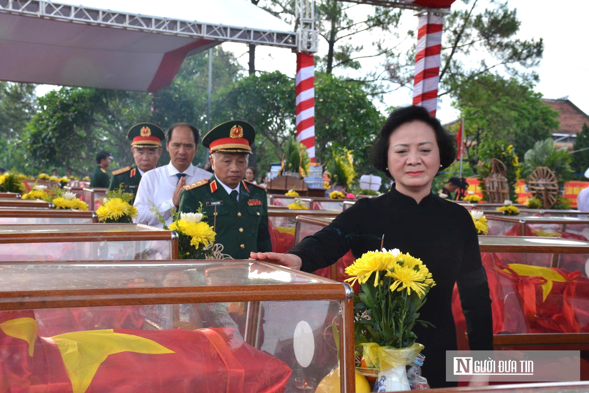 Trang trọng lễ Truy điệu và an táng 80 hài cốt liệt sĩ quân tình nguyện và chuyên gia Việt Nam hy sinh tại Lào- Ảnh 7. Trang trọng lễ Truy điệu và an táng 80 hài cốt liệt sĩ quân tình nguyện và chuyên gia Việt Nam hy sinh tại Lào- Ảnh 7.
