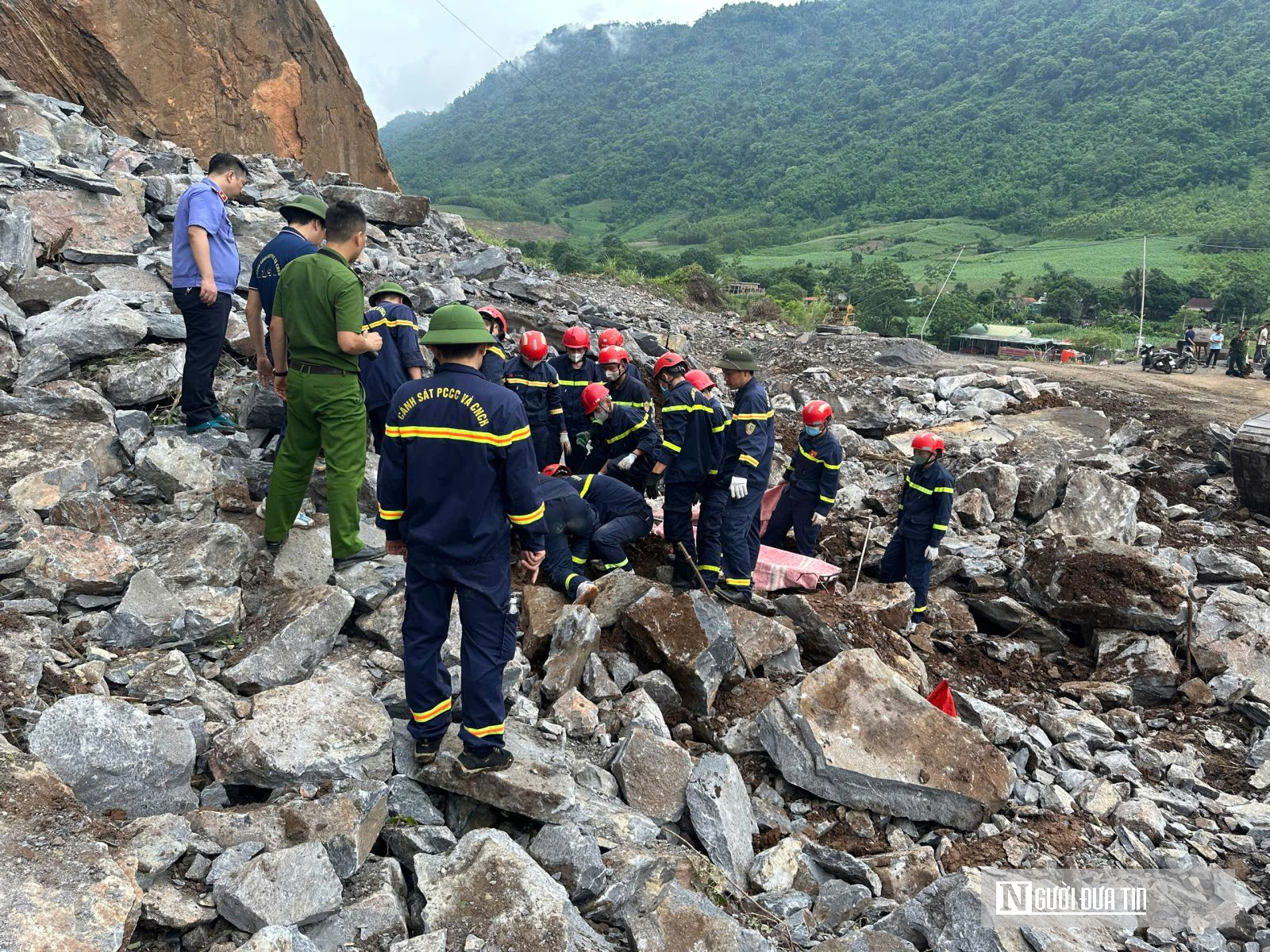 Vụ sạt lở khiến 3 người tử vong ở Thanh Hóa: Làm rõ việc chấp hành quy định của mỏ đá- Ảnh 2. Vụ sạt lở khiến 3 người tử vong ở Thanh Hóa: Làm rõ việc chấp hành quy định của mỏ đá- Ảnh 2.