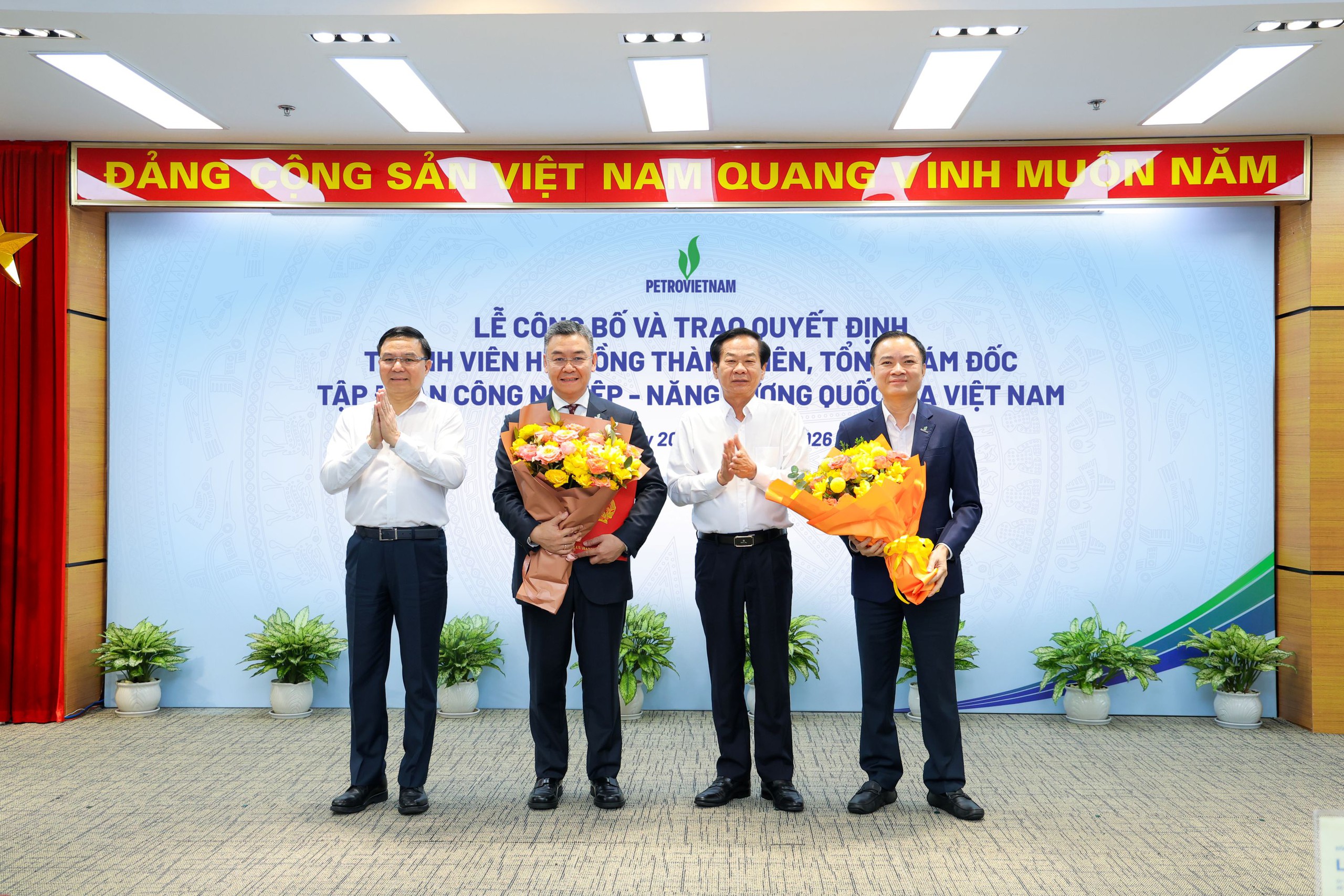 Công bố và trao quyết định Tổng Giám đốc Petrovietnam - Ảnh 3.