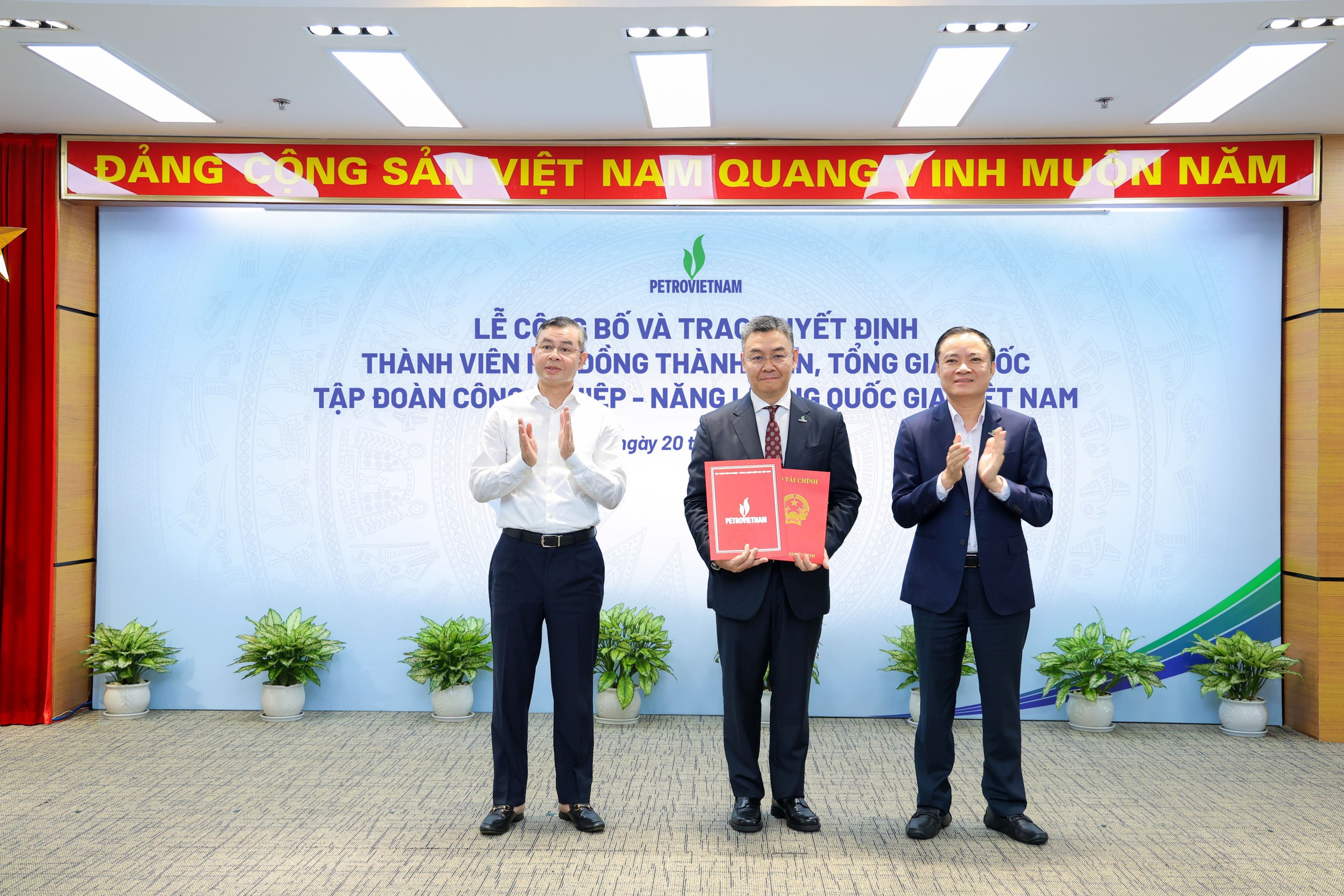 Công bố và trao quyết định Tổng Giám đốc Petrovietnam - Ảnh 2.