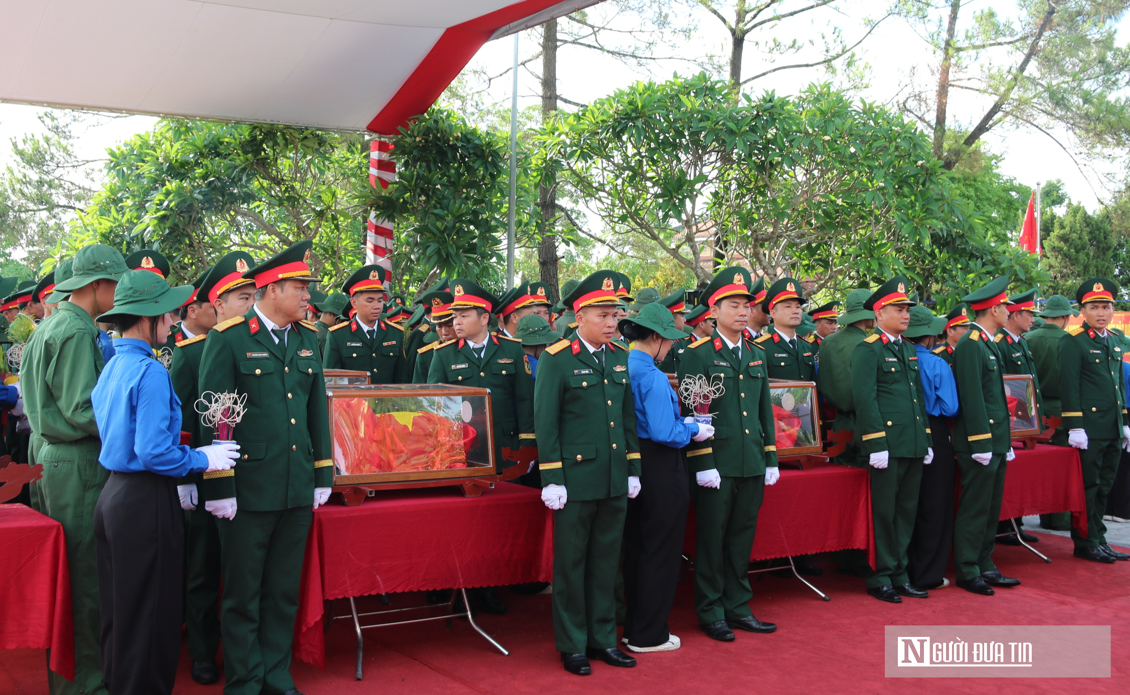 Trang trọng lễ Truy điệu và an táng 80 hài cốt liệt sĩ quân tình nguyện và chuyên gia Việt Nam hy sinh tại Lào- Ảnh 4. Trang trọng lễ Truy điệu và an táng 80 hài cốt liệt sĩ quân tình nguyện và chuyên gia Việt Nam hy sinh tại Lào- Ảnh 4.