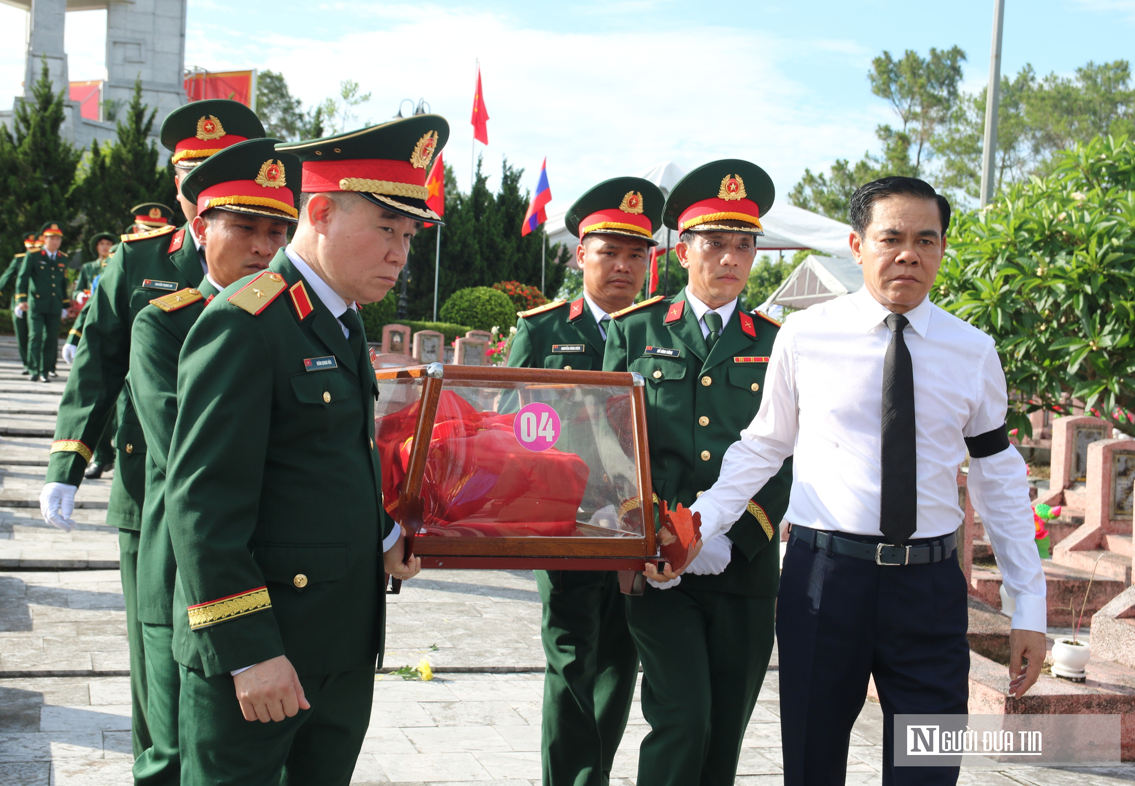 Trang trọng lễ Truy điệu và an táng 80 hài cốt liệt sĩ quân tình nguyện và chuyên gia Việt Nam hy sinh tại Lào- Ảnh 9. Trang trọng lễ Truy điệu và an táng 80 hài cốt liệt sĩ quân tình nguyện và chuyên gia Việt Nam hy sinh tại Lào- Ảnh 9.