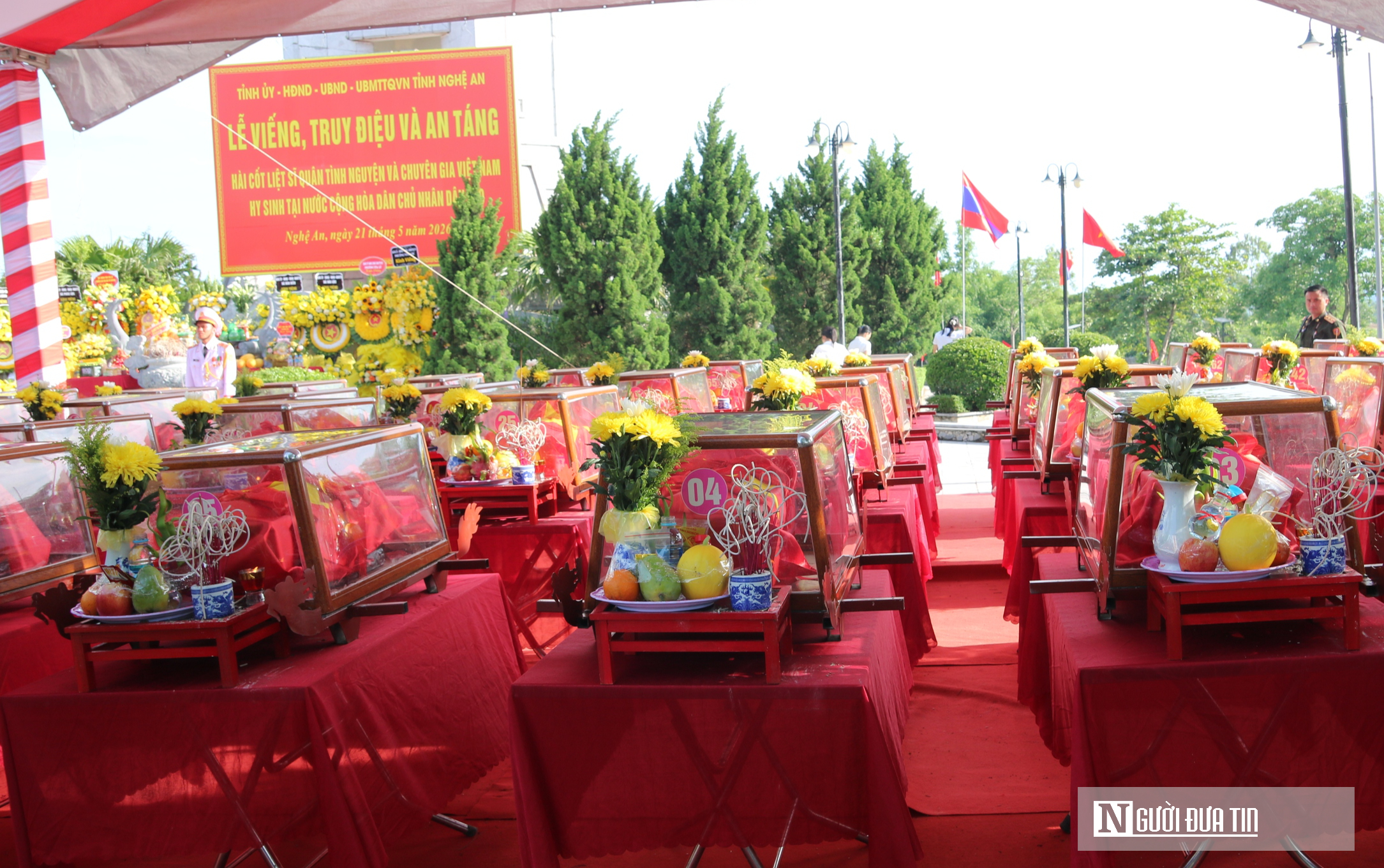 Trang trọng lễ Truy điệu và an táng 80 hài cốt liệt sĩ quân tình nguyện và chuyên gia Việt Nam hy sinh tại Lào- Ảnh 6. Trang trọng lễ Truy điệu và an táng 80 hài cốt liệt sĩ quân tình nguyện và chuyên gia Việt Nam hy sinh tại Lào- Ảnh 6.