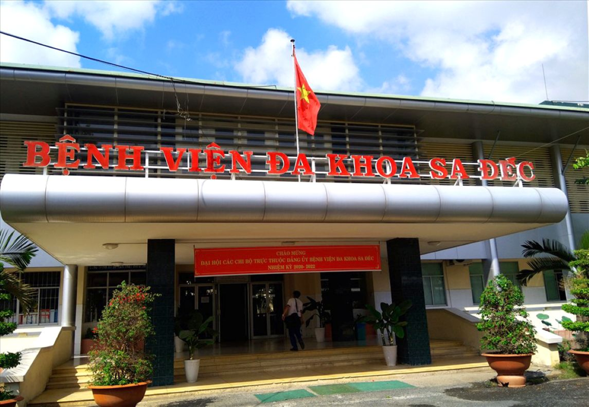 Bữa trưa ở trường thành “ác mộng”: 56 học sinh nghi ngộ độc, 2 em diễn biến nặng - Ảnh 1.