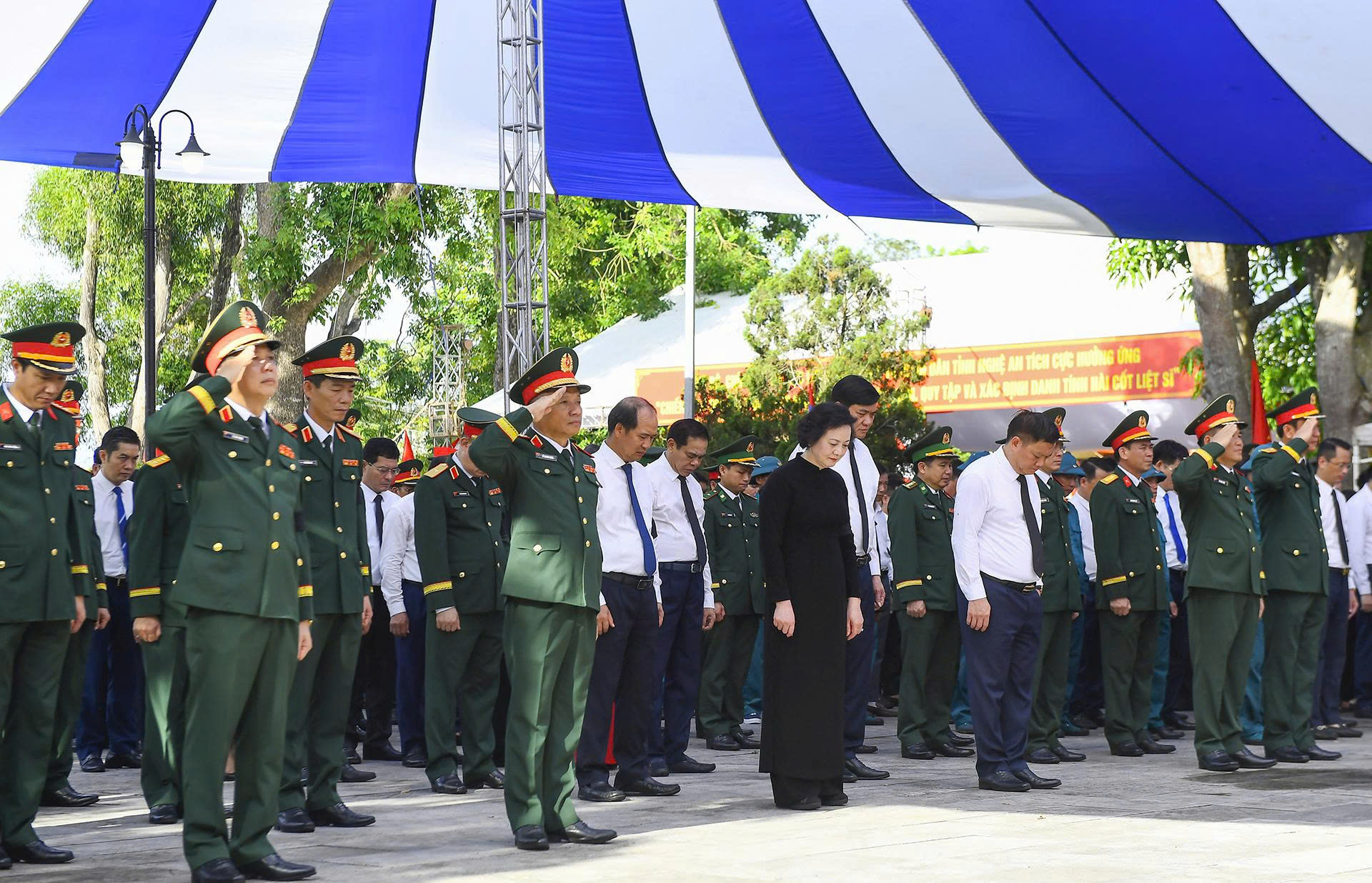 Trang trọng lễ Truy điệu và an táng 80 hài cốt liệt sĩ quân tình nguyện và chuyên gia Việt Nam hy sinh tại Lào- Ảnh 1. Trang trọng lễ Truy điệu và an táng 80 hài cốt liệt sĩ quân tình nguyện và chuyên gia Việt Nam hy sinh tại Lào- Ảnh 1.