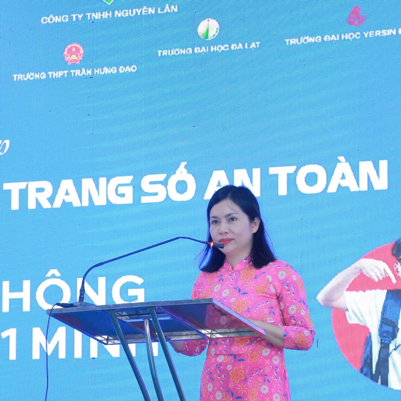 Phó Giám đốc Sở GD&ĐT tỉnh Lâm Đồng: Mạng xã hội tác động tiêu cực, làm lệch lạc suy nghĩ một bộ phận giới trẻ - Ảnh 1.