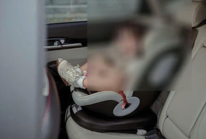 Bé gái 2 tuổi tử vong sau nhiều giờ bị bỏ quên trong ô tô giữa trời nắng nóng - Ảnh 1.