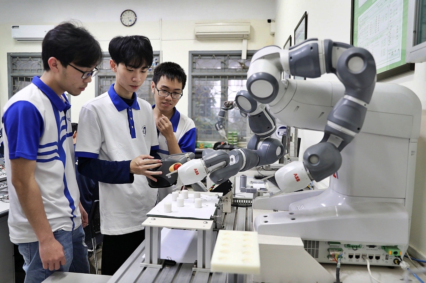 Sinh viên 15 ngành kỹ thuật, công nghệ được cấp học bổng 5,5 triệu đồng/tháng - Ảnh 1.