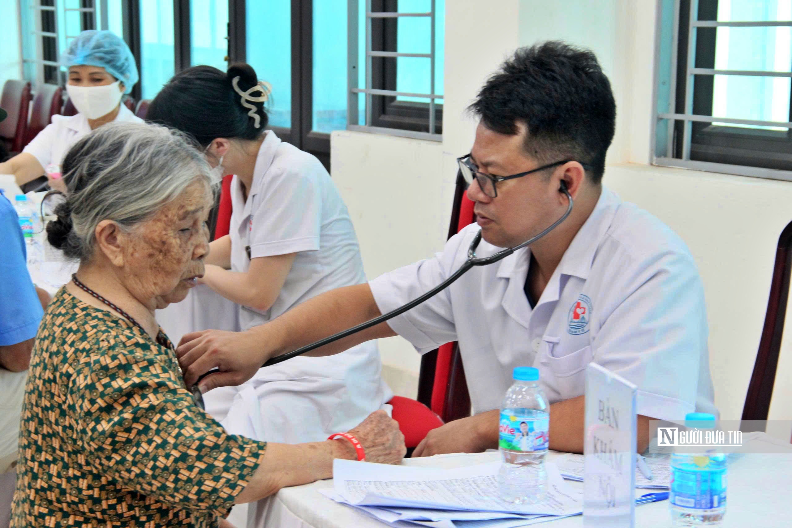 Hà Nội: Hàng trăm người cao tuổi phấn khởi đi khám sức khoẻ miễn phí- Ảnh 17. Hà Nội: Hàng trăm người cao tuổi phấn khởi đi khám sức khoẻ miễn phí- Ảnh 17.