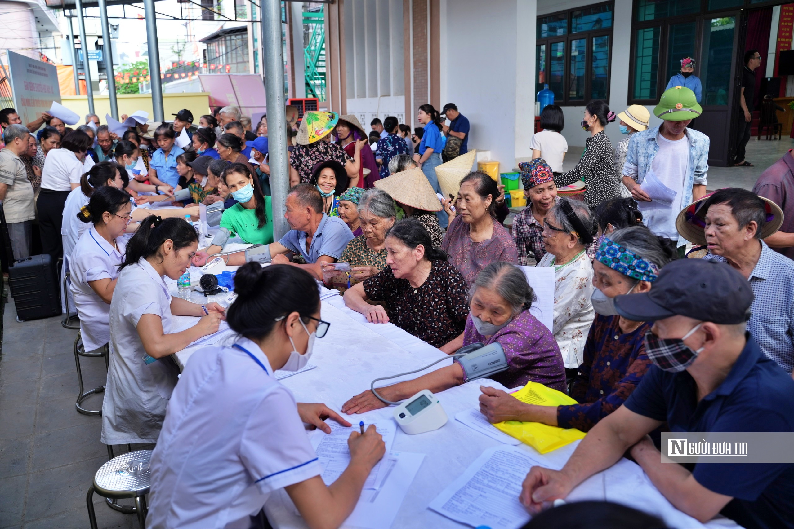 Hà Nội: Hàng trăm người cao tuổi phấn khởi đi khám sức khoẻ miễn phí- Ảnh 1. Hà Nội: Hàng trăm người cao tuổi phấn khởi đi khám sức khoẻ miễn phí- Ảnh 1.