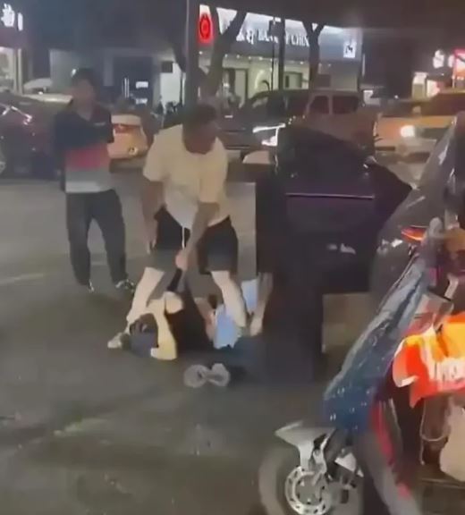 Bị bắt quả tang ngoại t&igrave;nh trước kh&aacute;ch sạn, vợ c&oacute; th&aacute;i độ khiến chồng "s&ocirc;i m&aacute;u" - Ảnh 2.