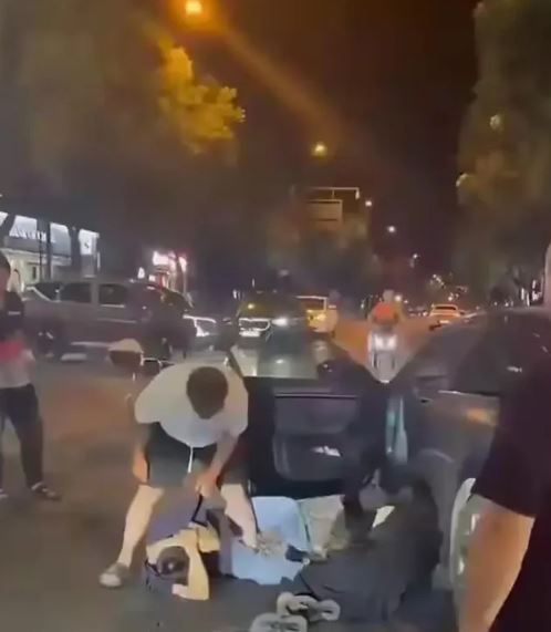 Bị bắt quả tang ngoại t&igrave;nh trước kh&aacute;ch sạn, vợ c&oacute; th&aacute;i độ khiến chồng "s&ocirc;i m&aacute;u" - Ảnh 1.