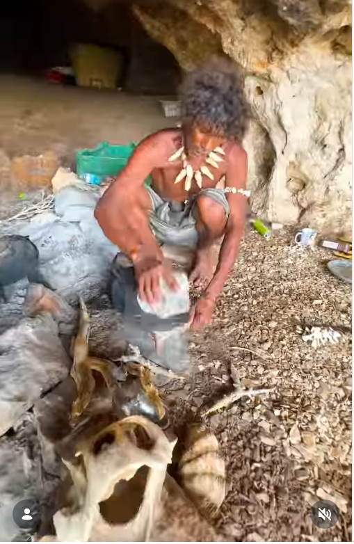 Người đàn ông từ bỏ tiện nghi hiện đại để sống như người nguyên thủy thời đồ đá là ai?- Ảnh 2. Người đàn ông từ bỏ tiện nghi hiện đại để sống như người nguyên thủy thời đồ đá là ai?- Ảnh 2.