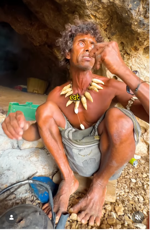 Người đàn ông từ bỏ tiện nghi hiện đại để sống như người nguyên thủy thời đồ đá là ai?- Ảnh 4. Người đàn ông từ bỏ tiện nghi hiện đại để sống như người nguyên thủy thời đồ đá là ai?- Ảnh 4.