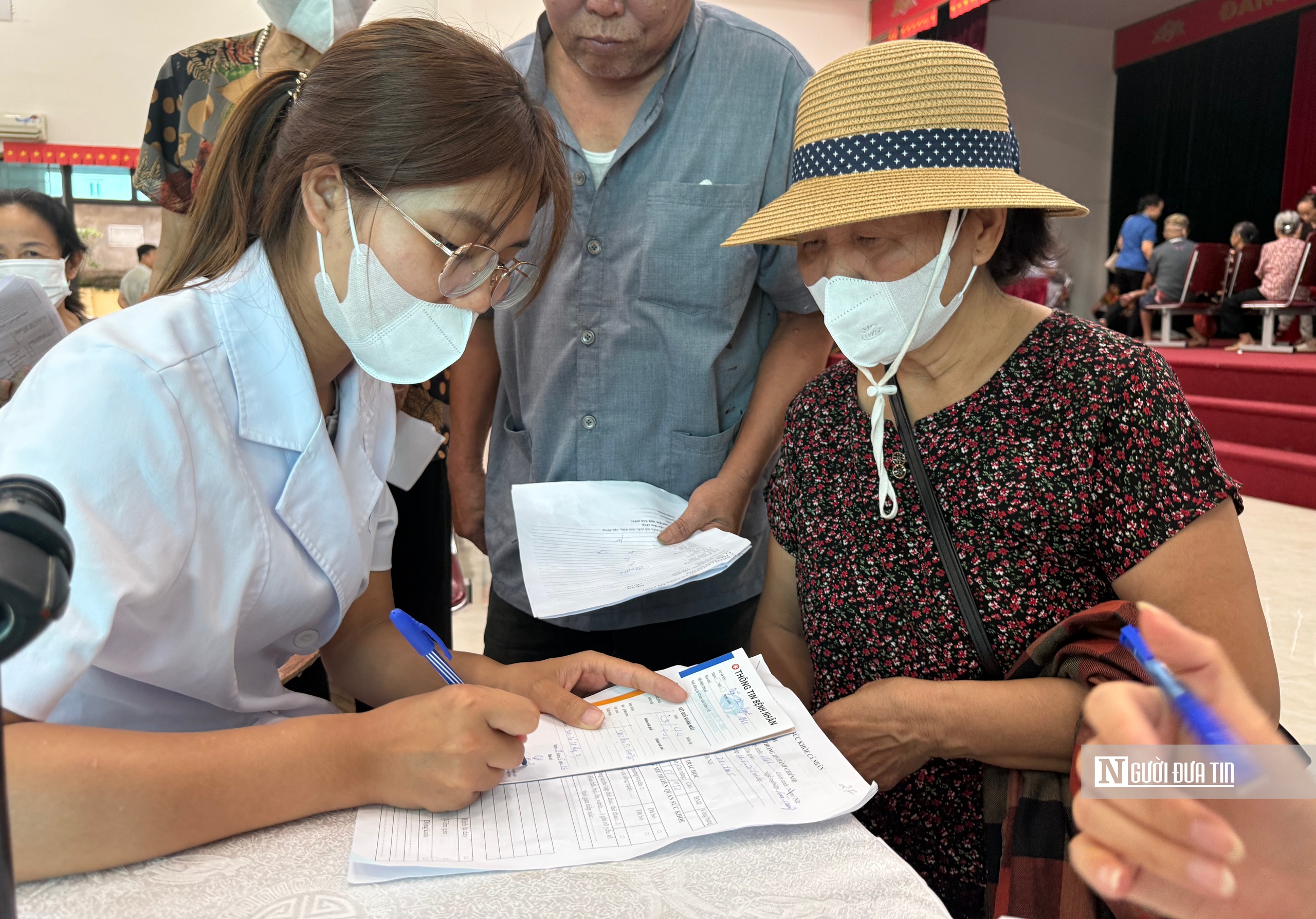 Hà Nội: Hàng trăm người cao tuổi phấn khởi đi khám sức khoẻ miễn phí- Ảnh 9. Hà Nội: Hàng trăm người cao tuổi phấn khởi đi khám sức khoẻ miễn phí- Ảnh 9.