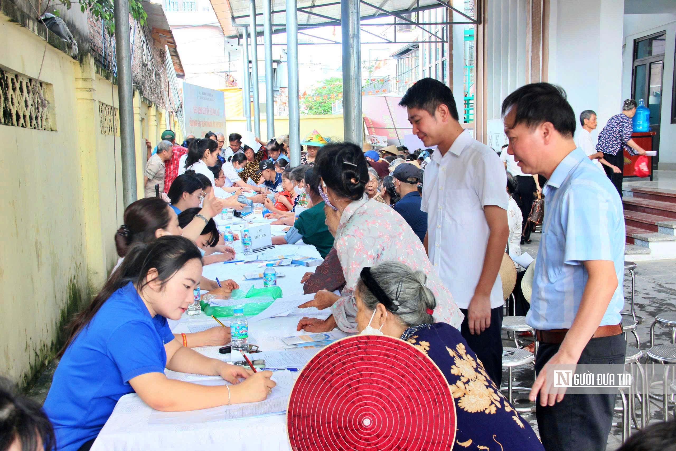 Hà Nội: Hàng trăm người cao tuổi phấn khởi đi khám sức khoẻ miễn phí- Ảnh 14. Hà Nội: Hàng trăm người cao tuổi phấn khởi đi khám sức khoẻ miễn phí- Ảnh 14.