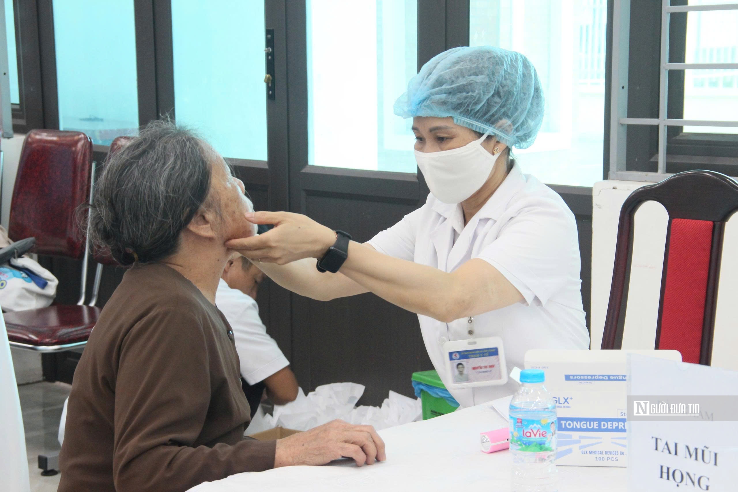 Hà Nội: Hàng trăm người cao tuổi phấn khởi đi khám sức khoẻ miễn phí- Ảnh 16. Hà Nội: Hàng trăm người cao tuổi phấn khởi đi khám sức khoẻ miễn phí- Ảnh 16.