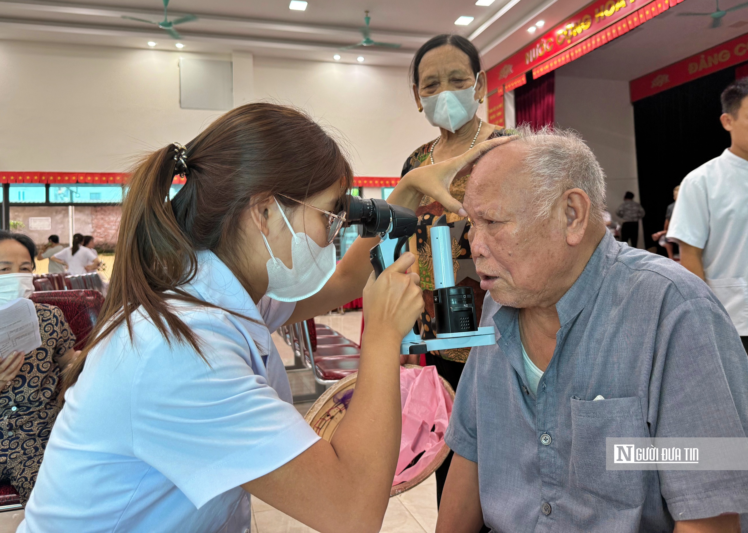 Hà Nội: Hàng trăm người cao tuổi phấn khởi đi khám sức khoẻ miễn phí- Ảnh 4. Hà Nội: Hàng trăm người cao tuổi phấn khởi đi khám sức khoẻ miễn phí- Ảnh 4.