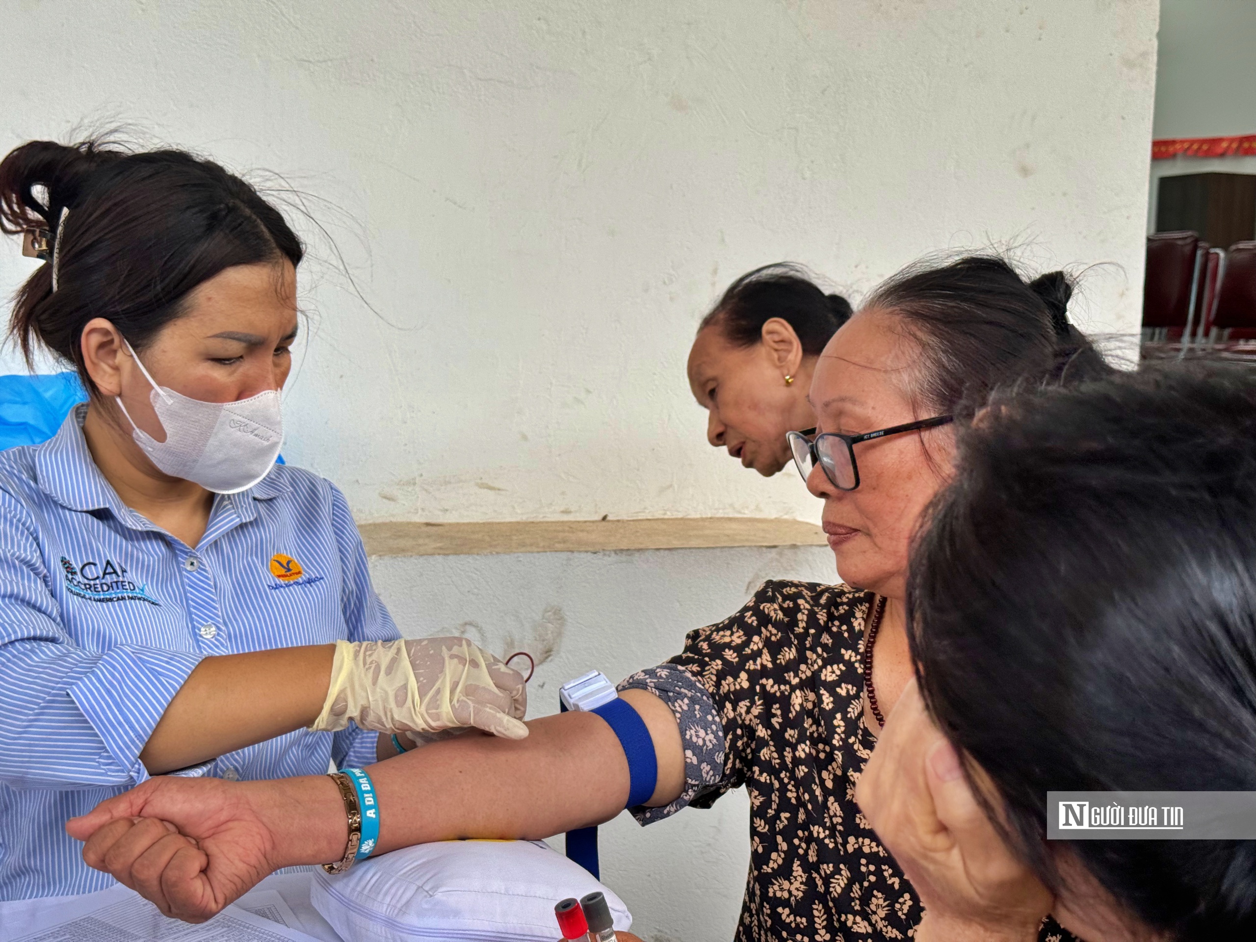 Hà Nội: Hàng trăm người cao tuổi phấn khởi đi khám sức khoẻ miễn phí- Ảnh 6. Hà Nội: Hàng trăm người cao tuổi phấn khởi đi khám sức khoẻ miễn phí- Ảnh 6.
