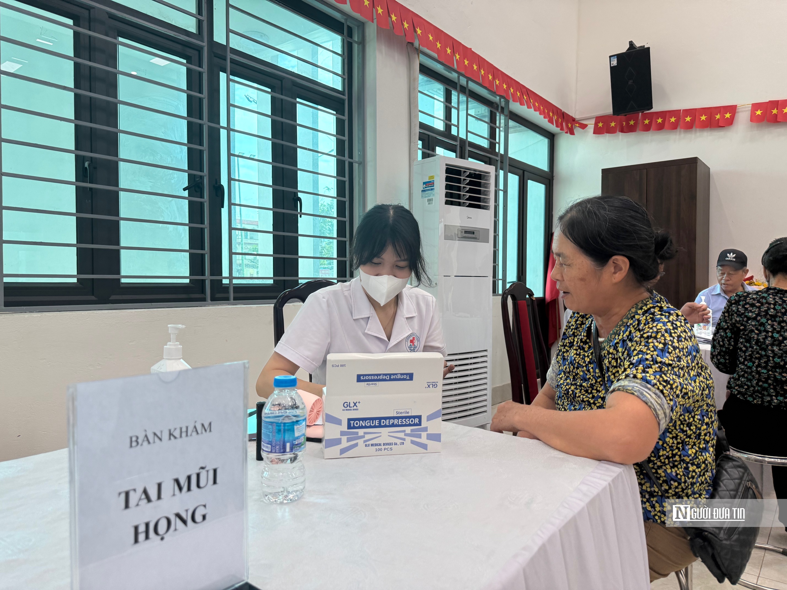 Hà Nội: Hàng trăm người cao tuổi phấn khởi đi khám sức khoẻ miễn phí- Ảnh 10. Hà Nội: Hàng trăm người cao tuổi phấn khởi đi khám sức khoẻ miễn phí- Ảnh 10.