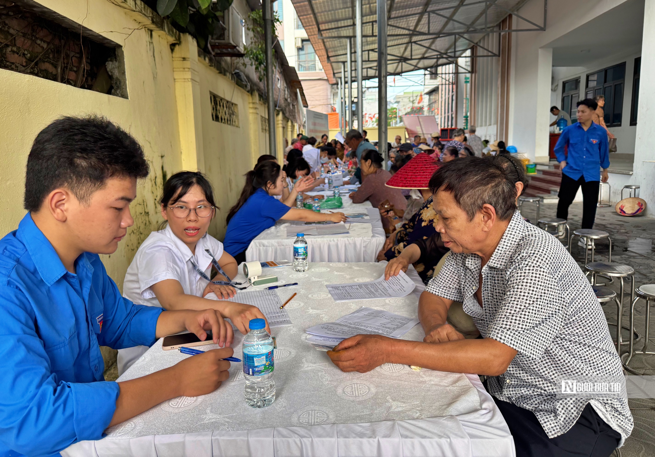 Hà Nội: Hàng trăm người cao tuổi phấn khởi đi khám sức khoẻ miễn phí- Ảnh 8. Hà Nội: Hàng trăm người cao tuổi phấn khởi đi khám sức khoẻ miễn phí- Ảnh 8.