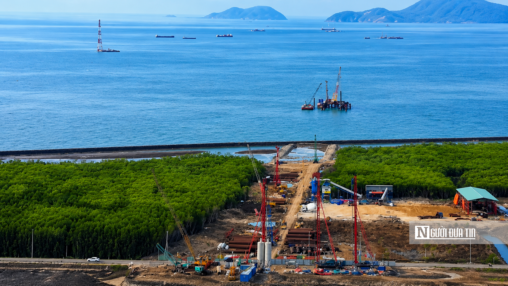 Cận cảnh cầu vượt biển dài nhất Việt Nam đang thành hình giữa sóng gió Cà Mau- Ảnh 2. Cận cảnh cầu vượt biển dài nhất Việt Nam đang thành hình giữa sóng gió Cà Mau- Ảnh 2.